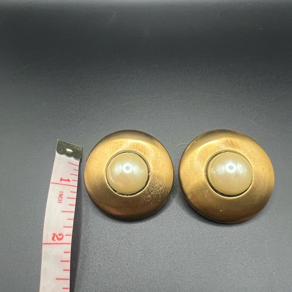 Vintage Gold and Cream Clip-On Earrings - Picture 2 of 3